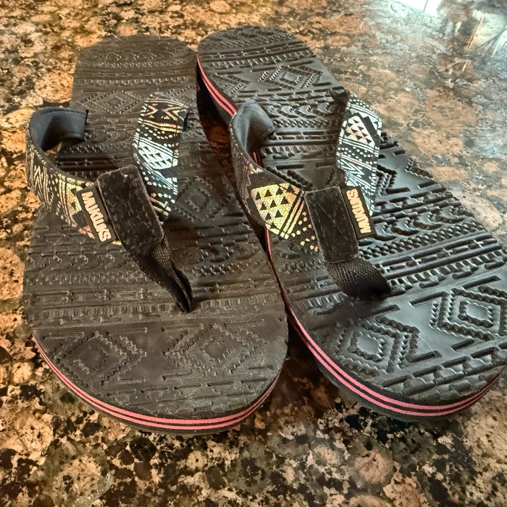 Havaianas Black Flip Flops with Geometric Patterns